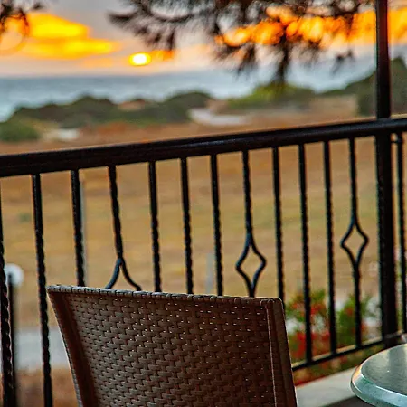 アパートホテル Romanos Beach Villas