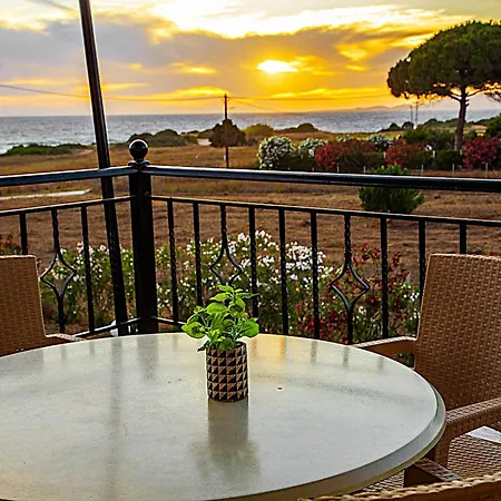 アパートホテル Romanos Beach Villas