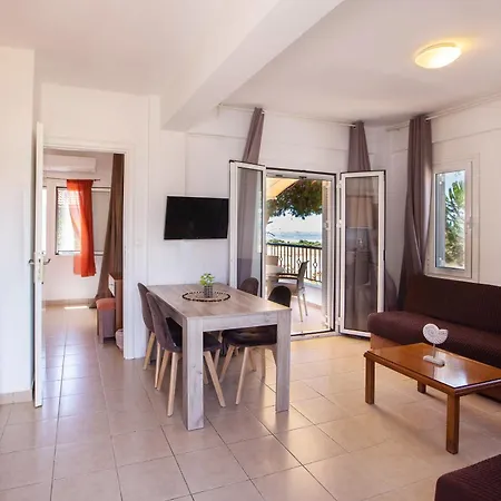 アパートホテル Romanos Beach Villas