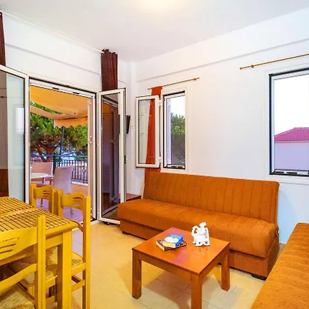 Romanos Beach Villas アパートホテル 4*