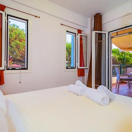 アパートホテル Romanos Beach Villas