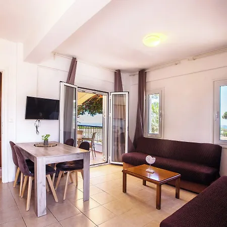 Romanos Beach Villas アパートホテル