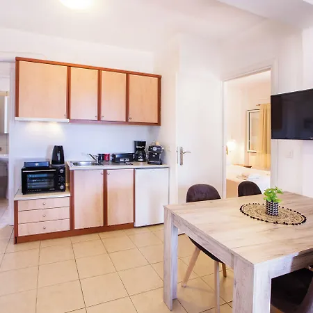 アパートホテル Romanos Beach Villas