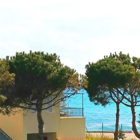 Aparthotel Romanos Beach Villas