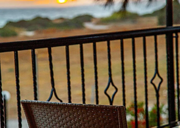 Aparthotel Romanos Beach Villas