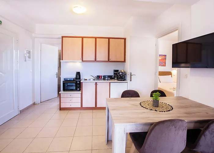 아파트호텔 Romanos Beach Villas 4*